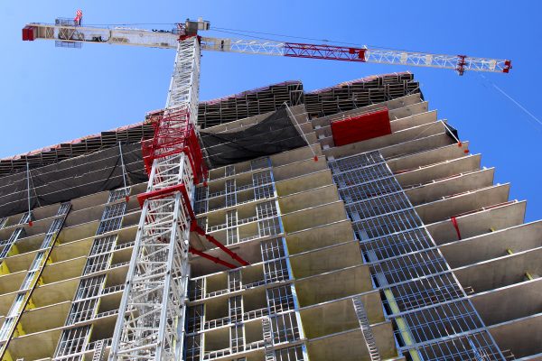 Cẩu tháp 25t giúp phủ vùng nâng và hỗ trợ tiến độ công trình.